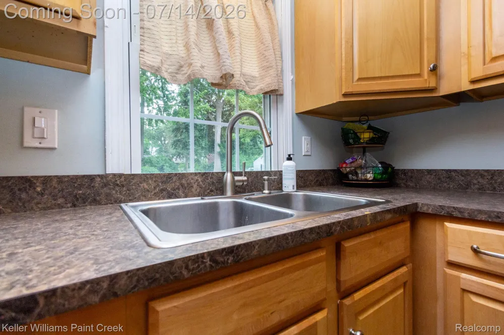 1466 Hampton Rd Grosse Pointe Woods City, MI 48236