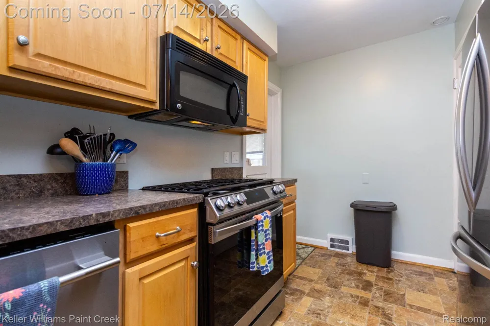 1466 Hampton Rd Grosse Pointe Woods City, MI 48236