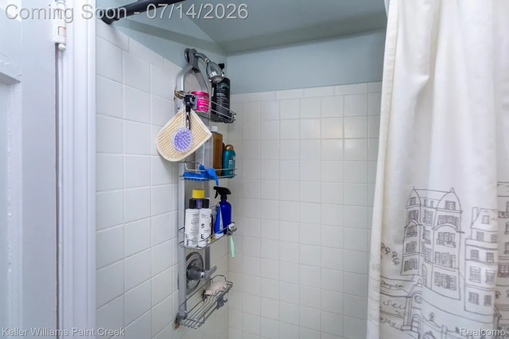 1466 Hampton Rd Grosse Pointe Woods City, MI 48236