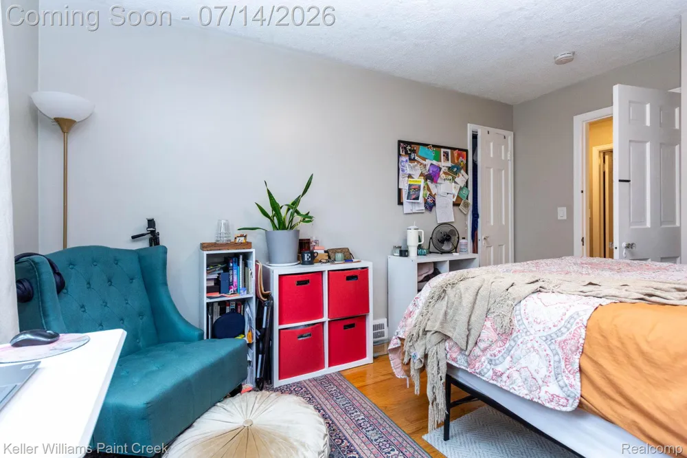 1466 Hampton Rd Grosse Pointe Woods City, MI 48236