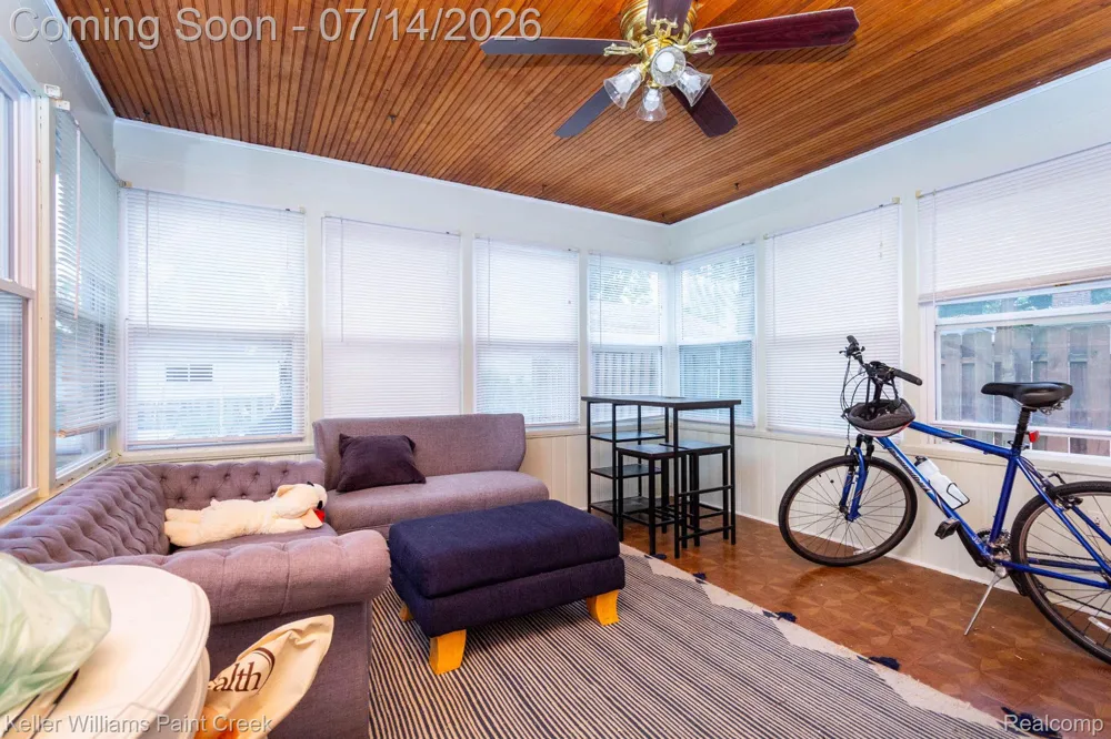 1466 Hampton Rd Grosse Pointe Woods City, MI 48236