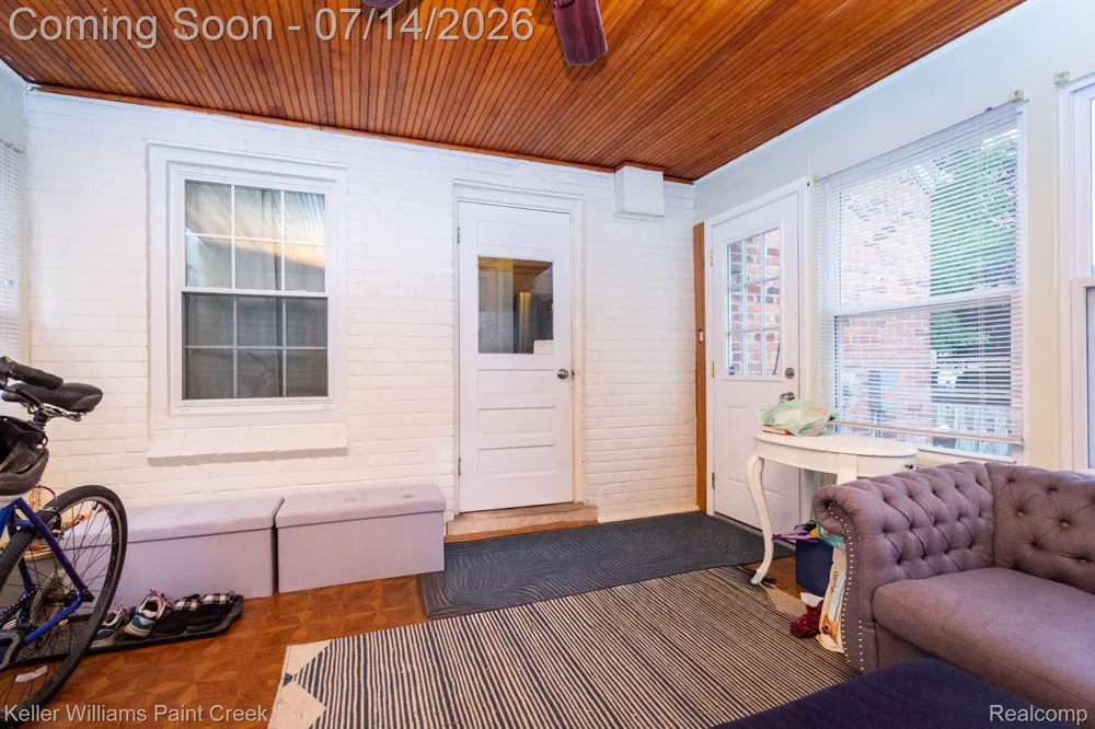 1466 Hampton Rd Grosse Pointe Woods City, MI 48236