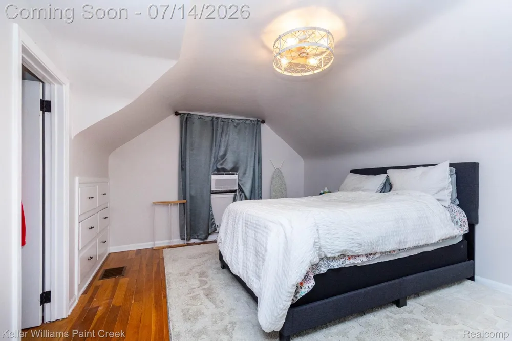 1466 Hampton Rd Grosse Pointe Woods City, MI 48236