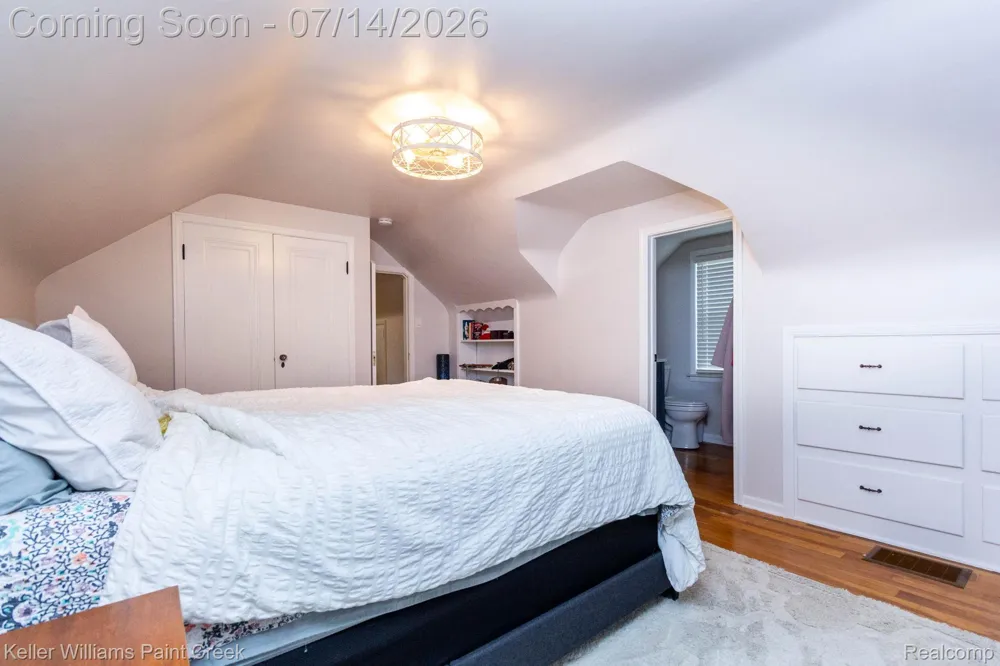 1466 Hampton Rd Grosse Pointe Woods City, MI 48236