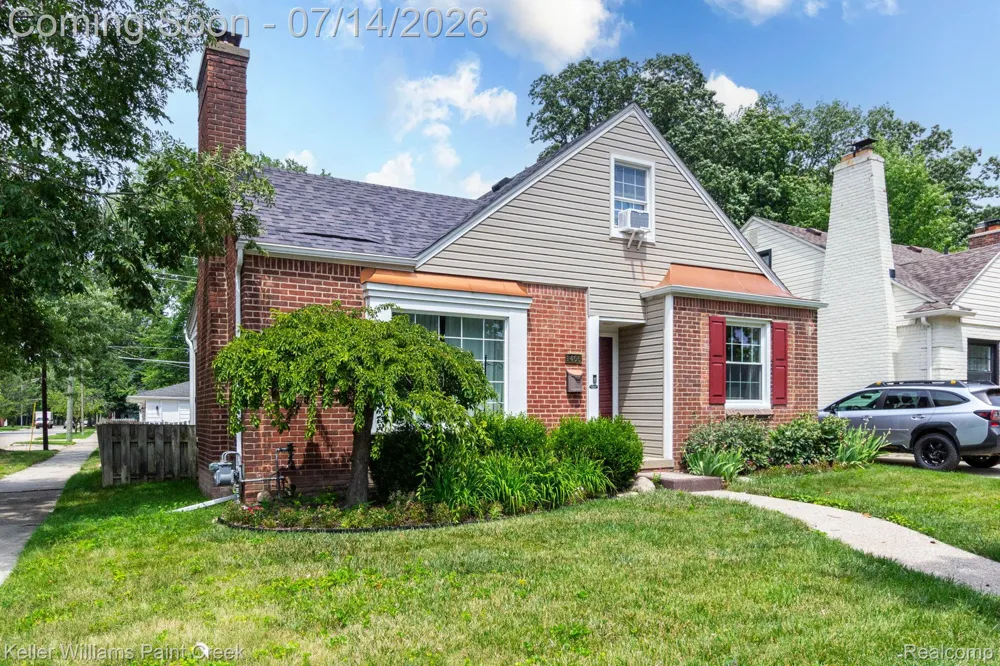 1466 Hampton Rd Grosse Pointe Woods City, MI 48236