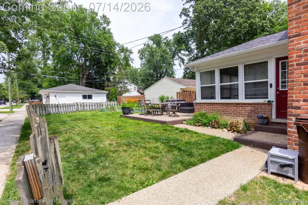 1466 Hampton Rd Grosse Pointe Woods City, MI 48236