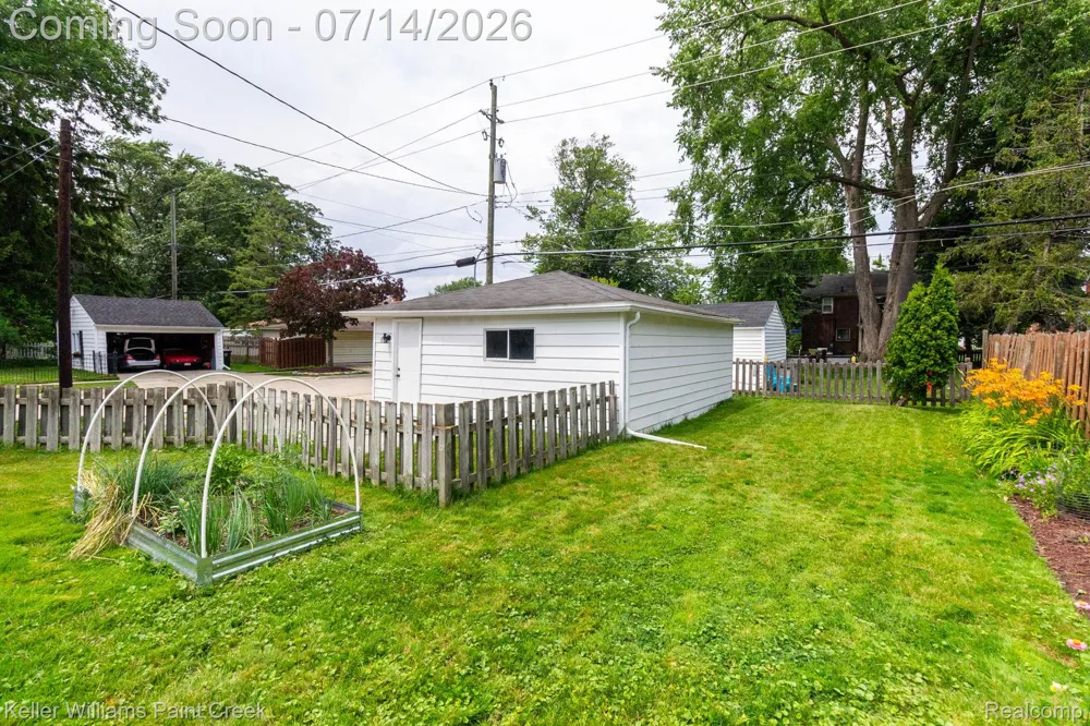 1466 Hampton Rd Grosse Pointe Woods City, MI 48236