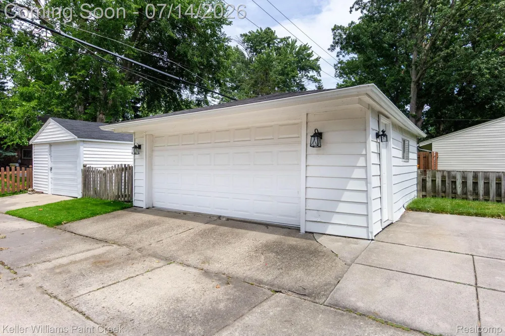 1466 Hampton Rd Grosse Pointe Woods City, MI 48236