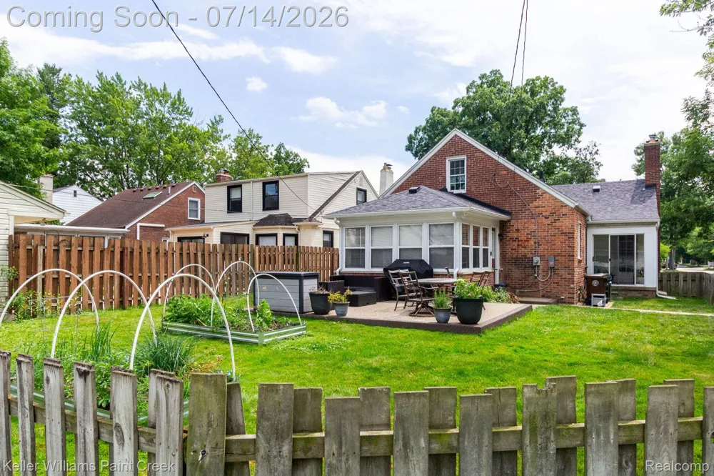 1466 Hampton Rd Grosse Pointe Woods City, MI 48236