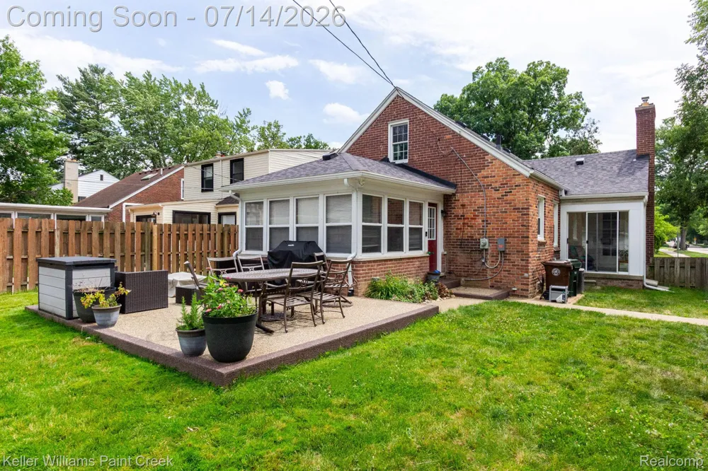 1466 Hampton Rd Grosse Pointe Woods City, MI 48236