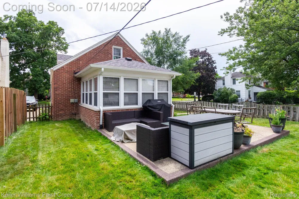 1466 Hampton Rd Grosse Pointe Woods City, MI 48236