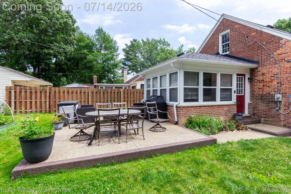 1466 Hampton Rd Grosse Pointe Woods City, MI 48236