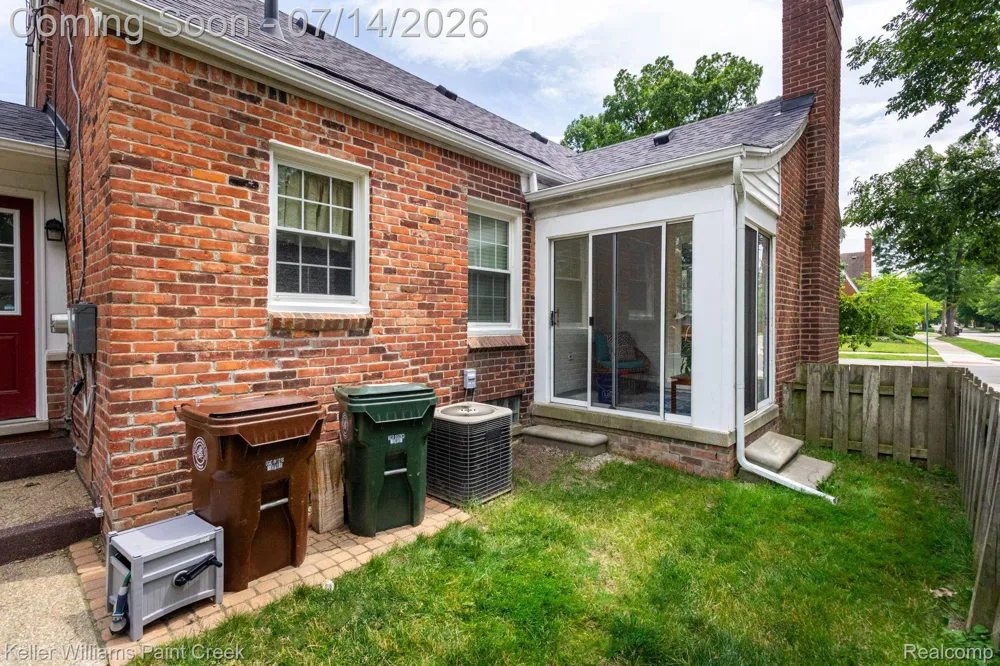 1466 Hampton Rd Grosse Pointe Woods City, MI 48236