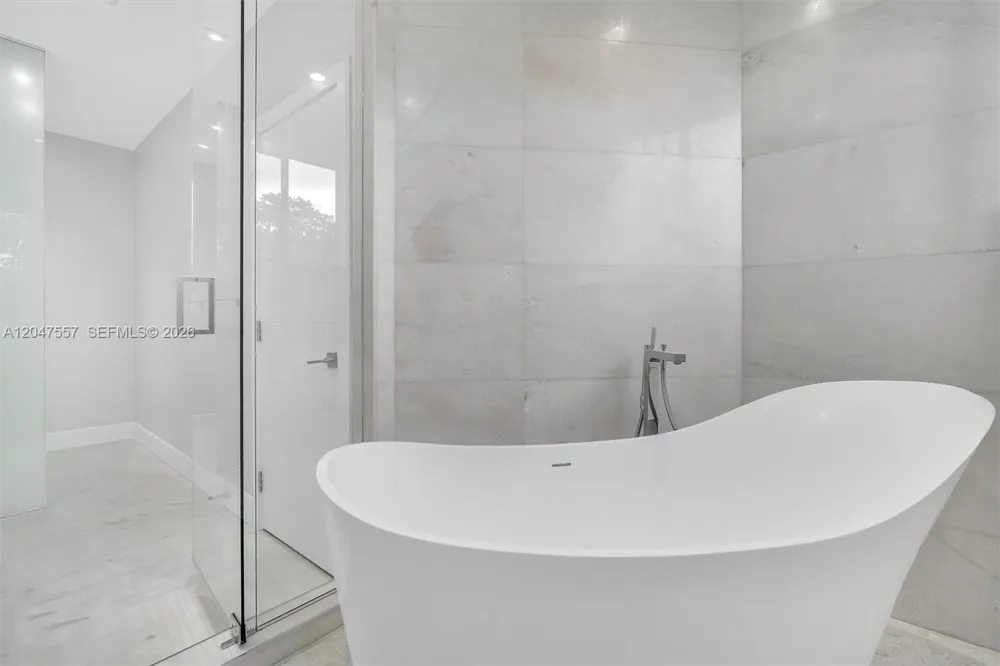 21391 Marina Cove Cir #14-K Aventura, FL 33180