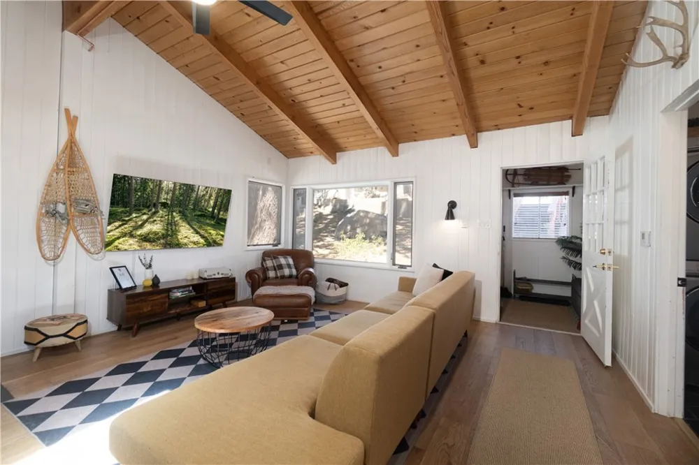 33163 Holcomb Creek Green Valley Lake, CA 92341