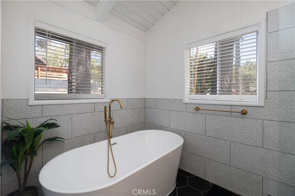 33163 Holcomb Creek Green Valley Lake, CA 92341