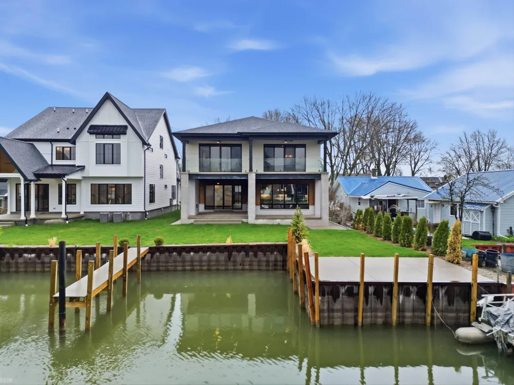 41215 Belvidere Street Harrison Charter Township, MI 48045