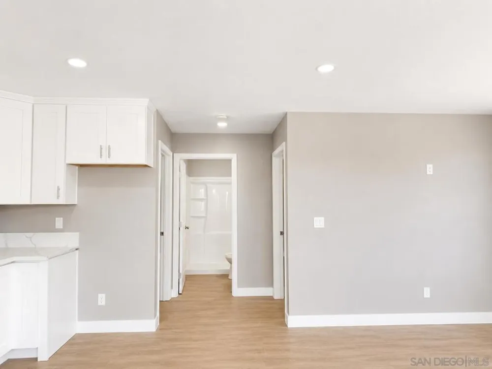 2421 Balboa Vista Dr #2 Oak Park, CA 92105