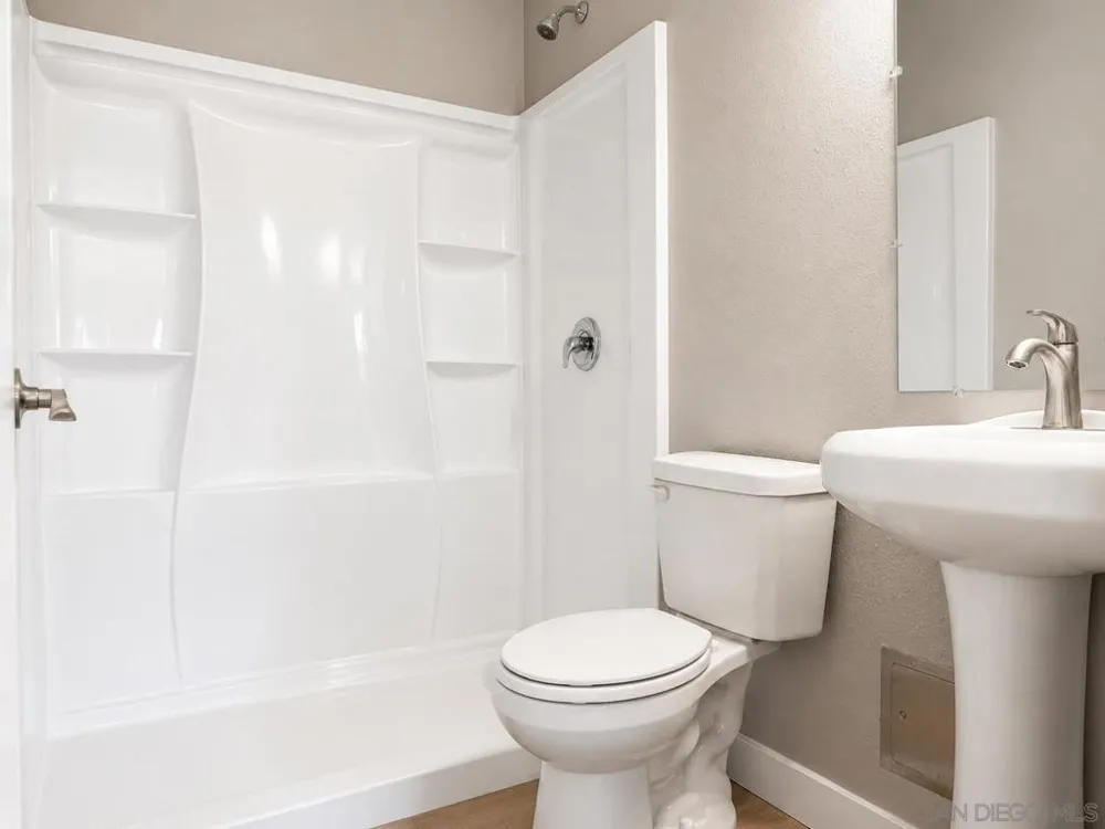 2421 Balboa Vista Dr #2 Oak Park, CA 92105