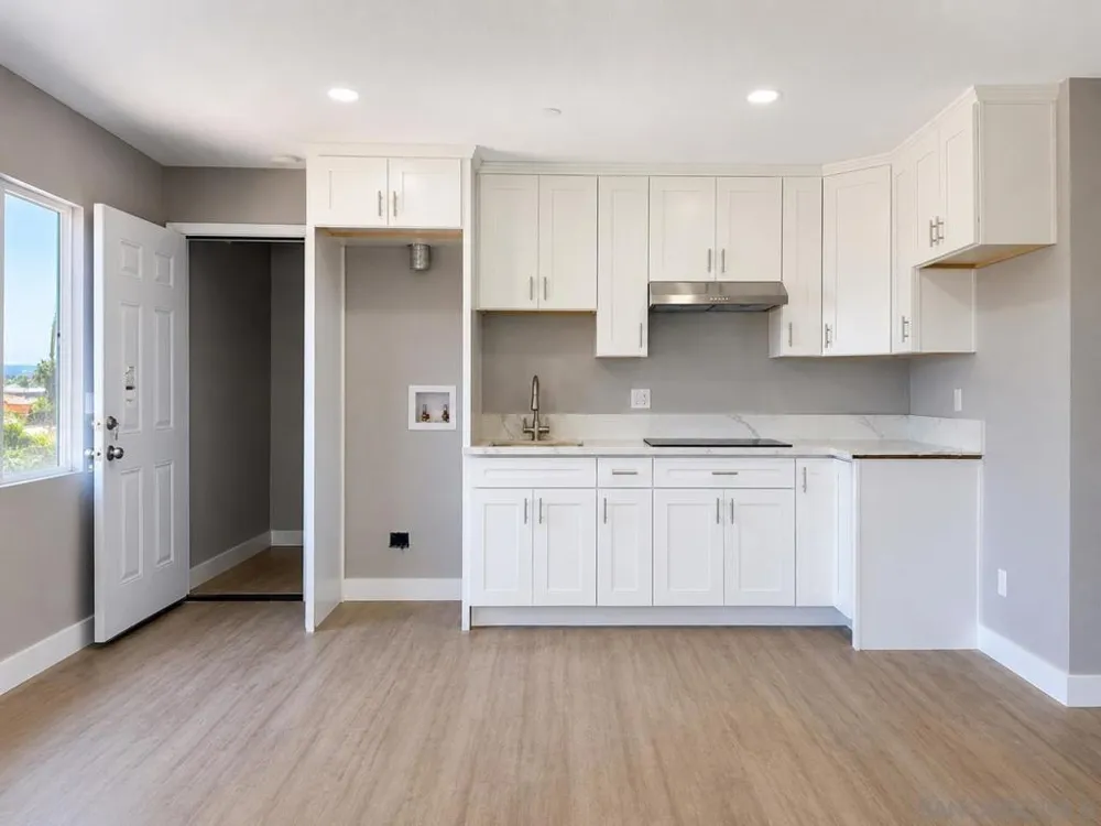 2421 Balboa Vista Dr #2 Oak Park, CA 92105