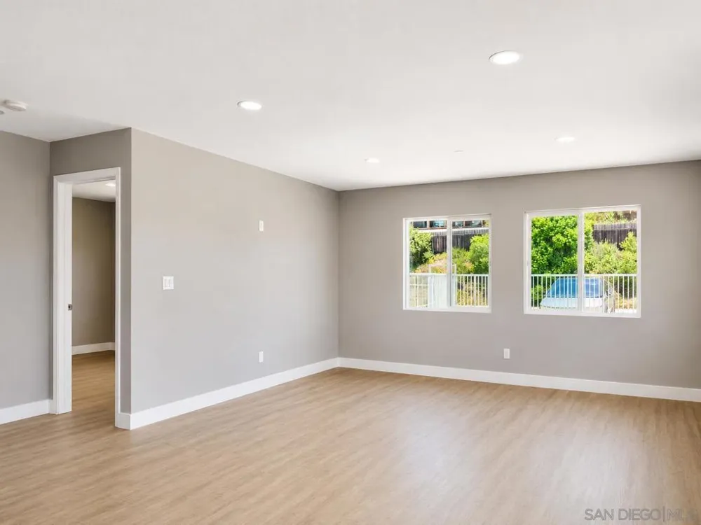 2421 Balboa Vista Dr #2 Oak Park, CA 92105
