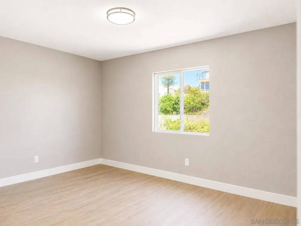 2421 Balboa Vista Dr #2 Oak Park, CA 92105
