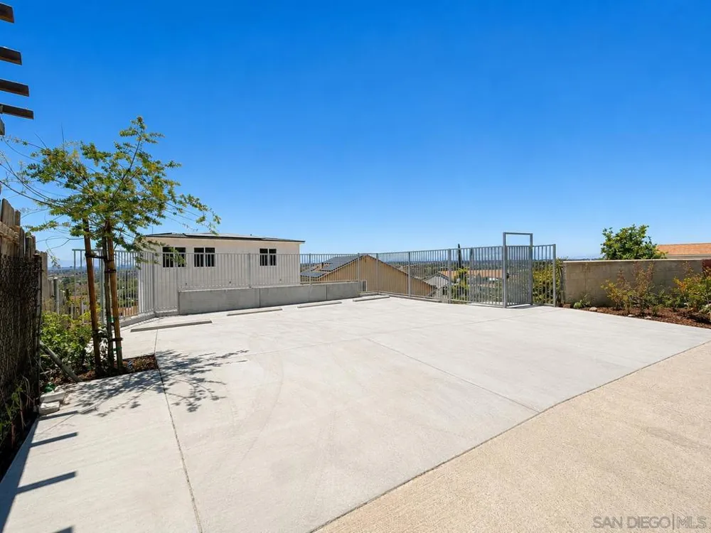 2421 Balboa Vista Dr #2 Oak Park, CA 92105