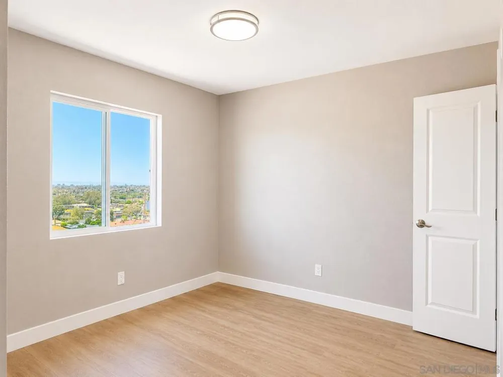 2421 Balboa Vista Dr #2 Oak Park, CA 92105