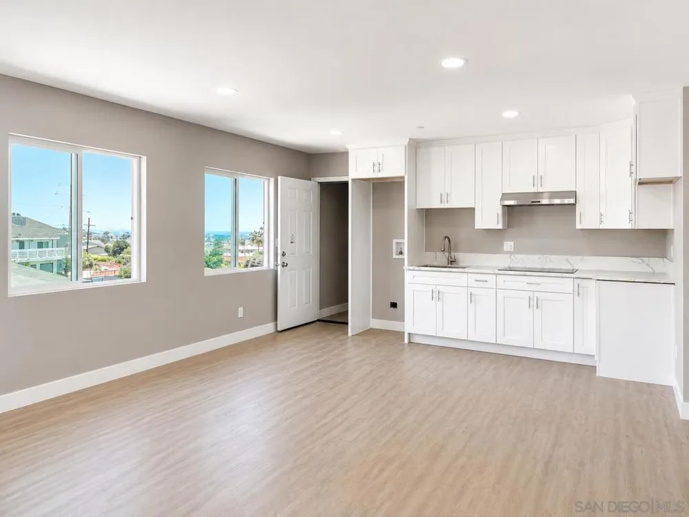 2421 Balboa Vista Dr #2 Oak Park, CA 92105