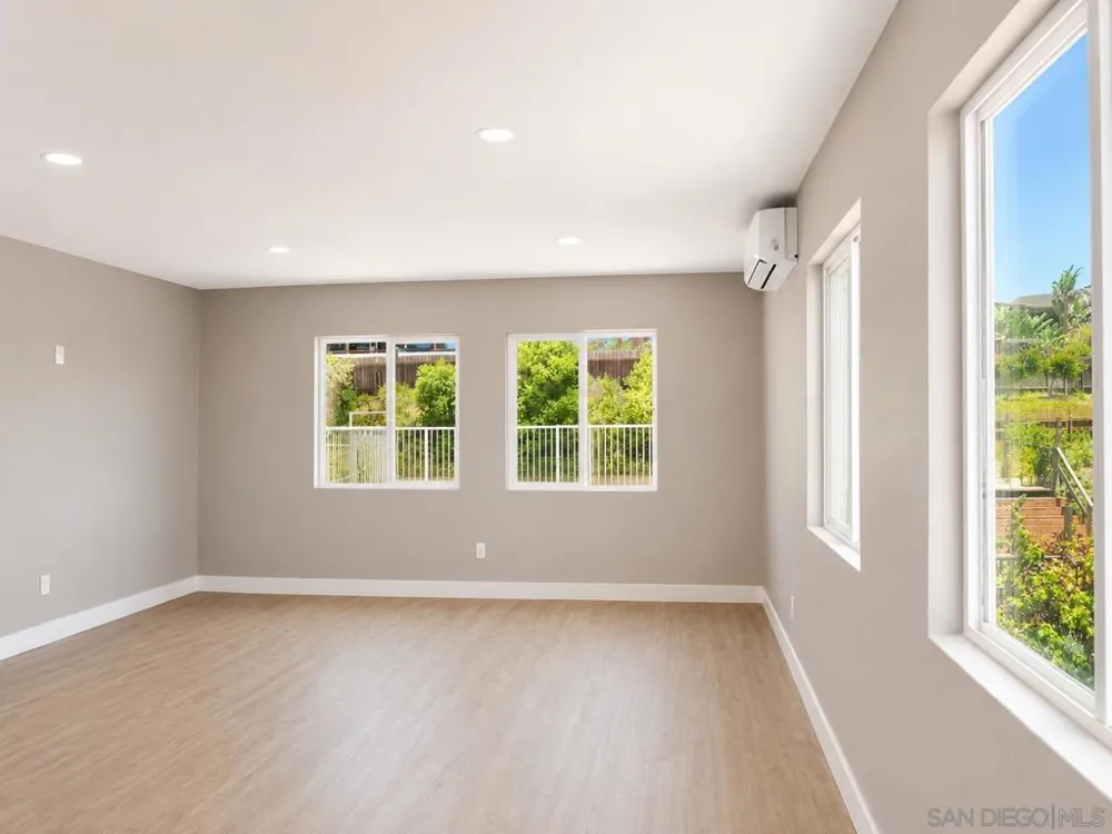 2421 Balboa Vista Dr #2 Oak Park, CA 92105
