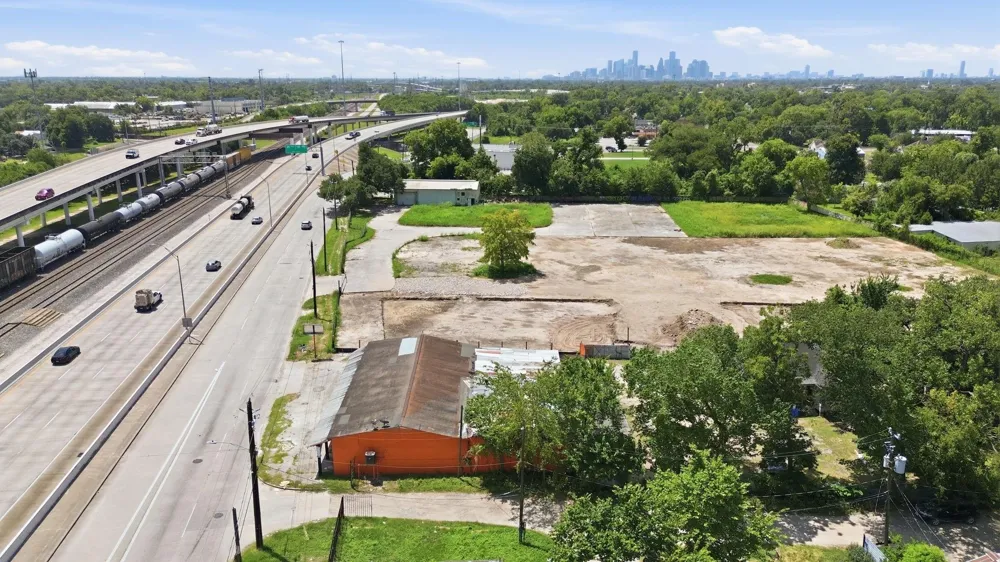 7715 W Hardy Road Houston, TX 77022
