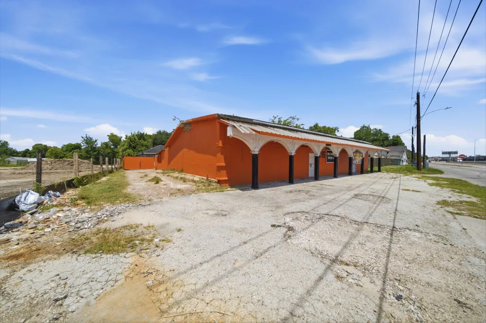 7715 W Hardy Road Houston, TX 77022