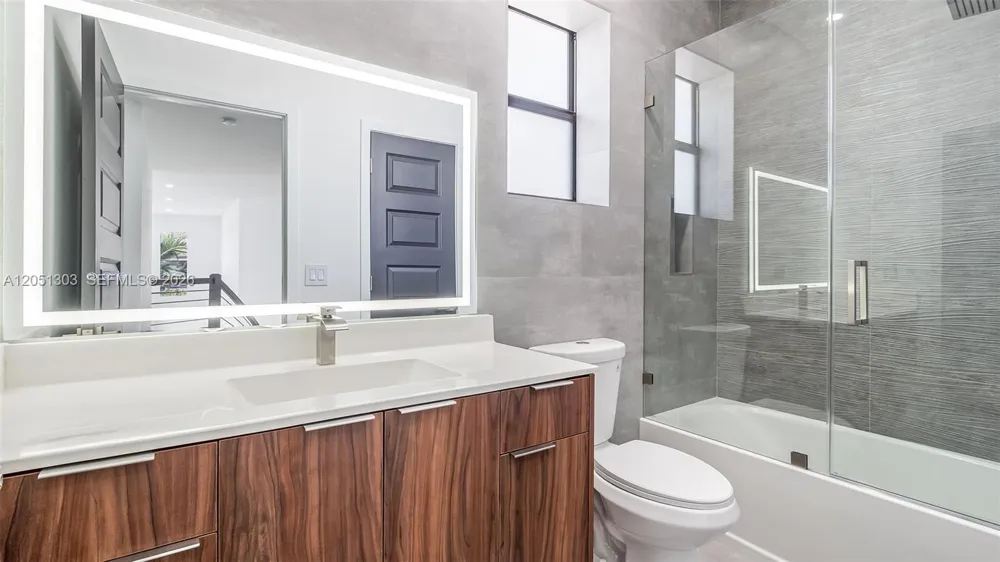 8900 NW 161st Ter Miami Lakes, FL 33018