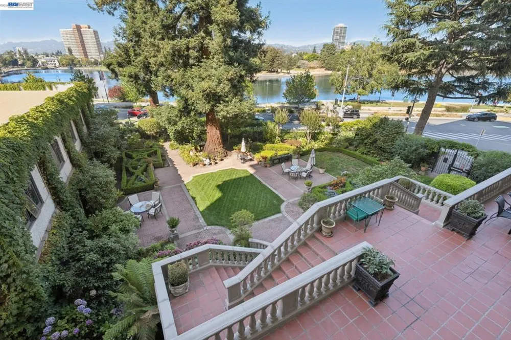 200 Lakeside Dr #202 Oakland, CA 94612