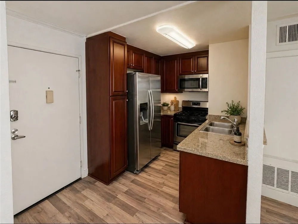 5550 Owensmouth #121 Woodland Hills, CA 91367