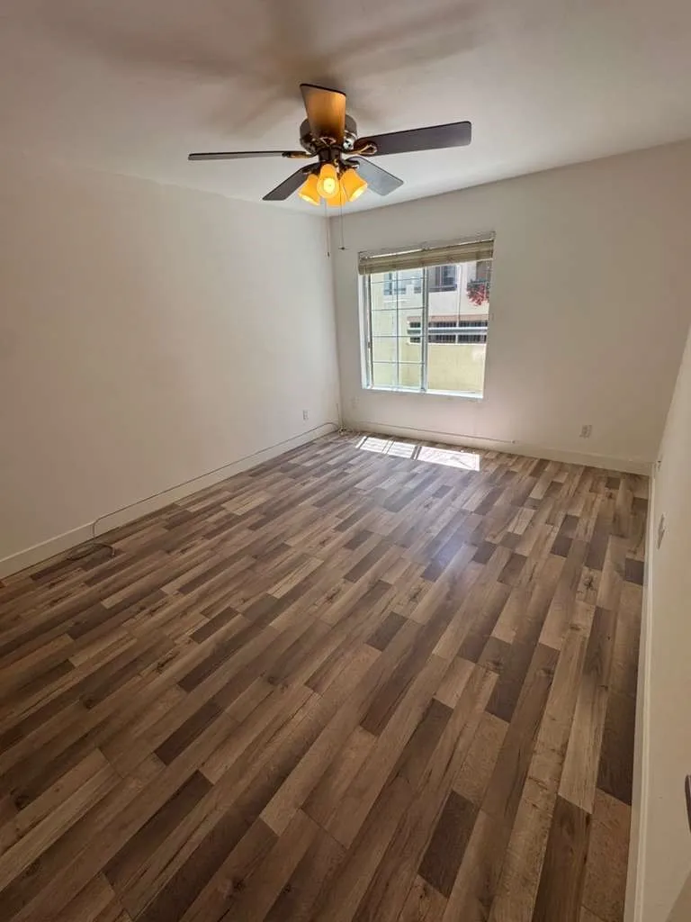 5550 Owensmouth #121 Woodland Hills, CA 91367