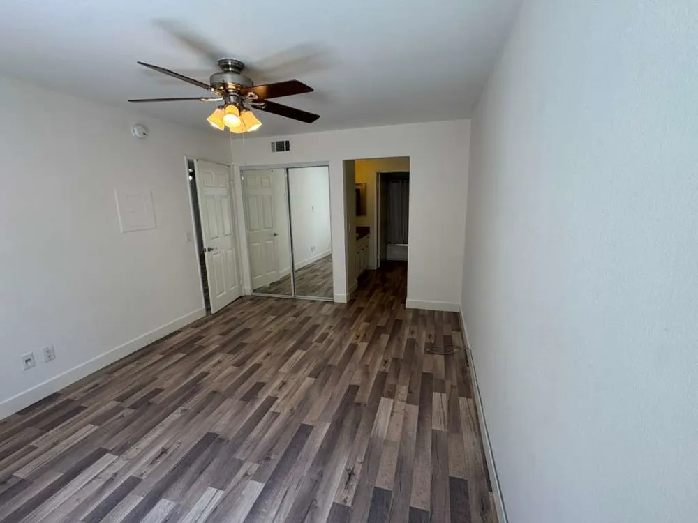 5550 Owensmouth #121 Woodland Hills, CA 91367
