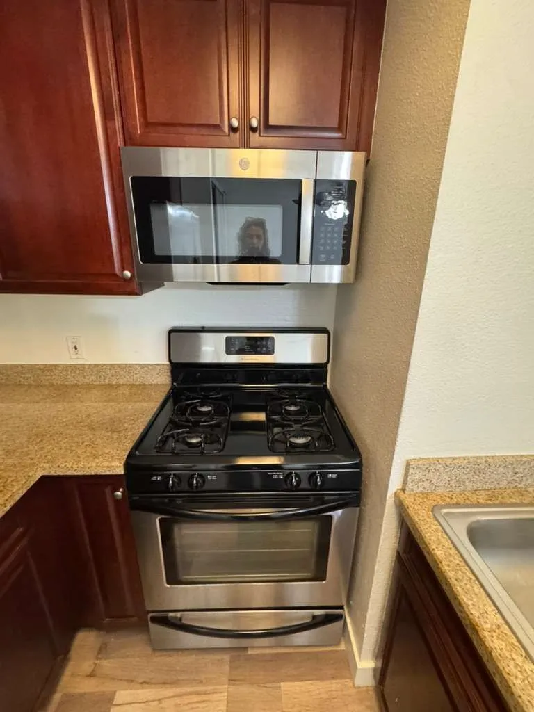 5550 Owensmouth #121 Woodland Hills, CA 91367