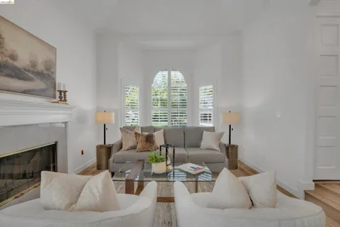 805 Devonshire Loop