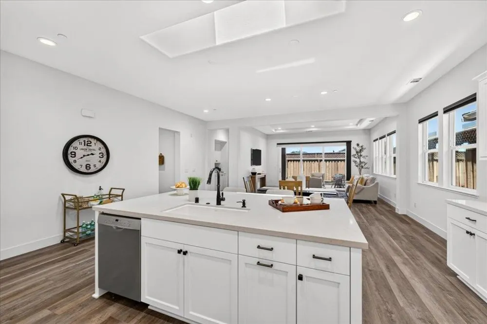 2006 Red Oak Drive Hollister, CA 95023