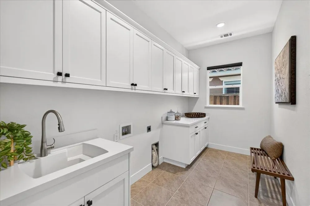 2006 Red Oak Drive Hollister, CA 95023