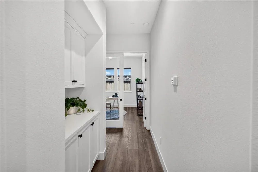 2006 Red Oak Drive Hollister, CA 95023