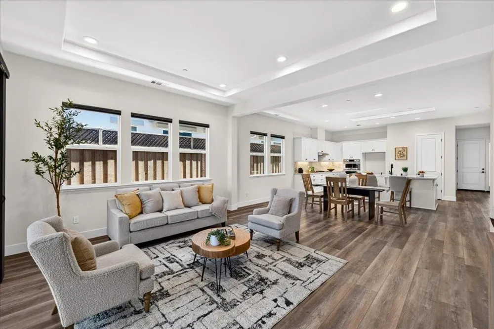 2006 Red Oak Drive Hollister, CA 95023