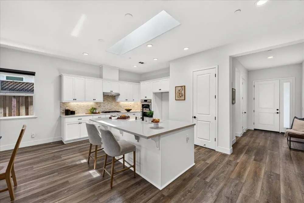 2006 Red Oak Drive Hollister, CA 95023
