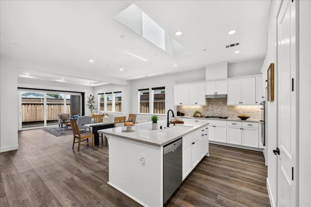 2006 Red Oak Drive Hollister, CA 95023