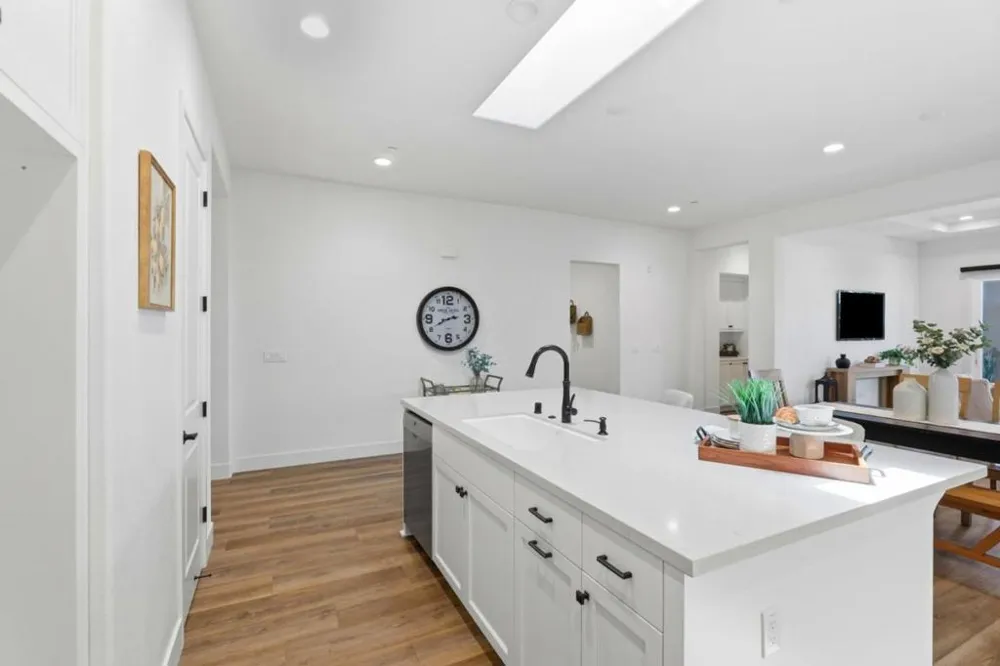 2006 Red Oak Drive Hollister, CA 95023