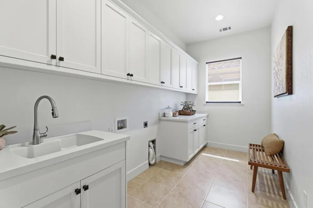 2006 Red Oak Drive Hollister, CA 95023