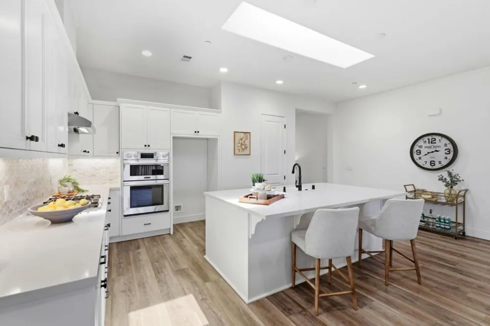2006 Red Oak Drive Hollister, CA 95023