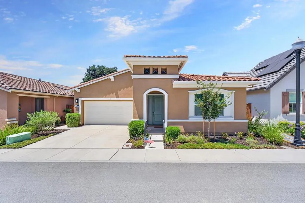 2006 Red Oak Drive Hollister, CA 95023