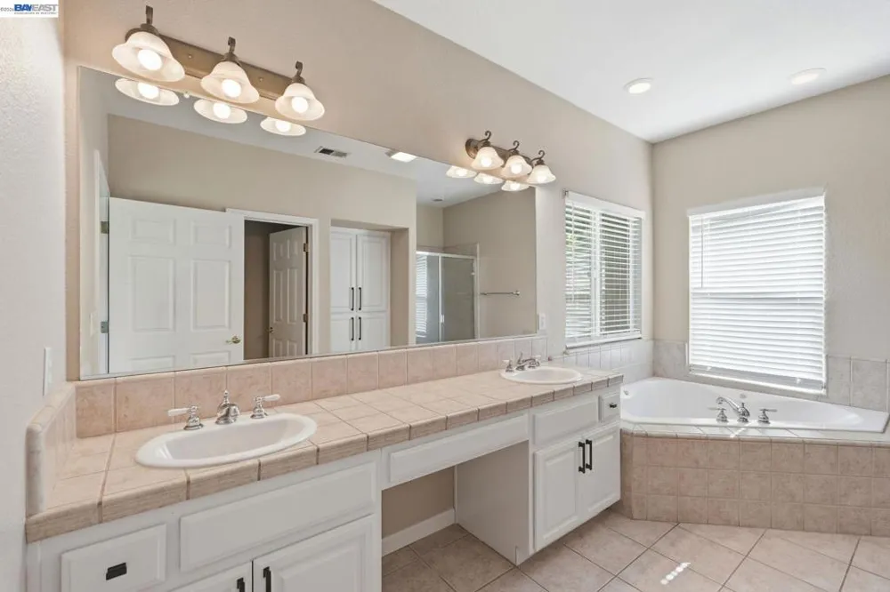 1532 Sophie Ln Escalon, CA 95320